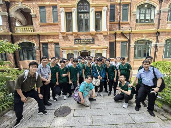 在香港醫學博物館正門的大合照