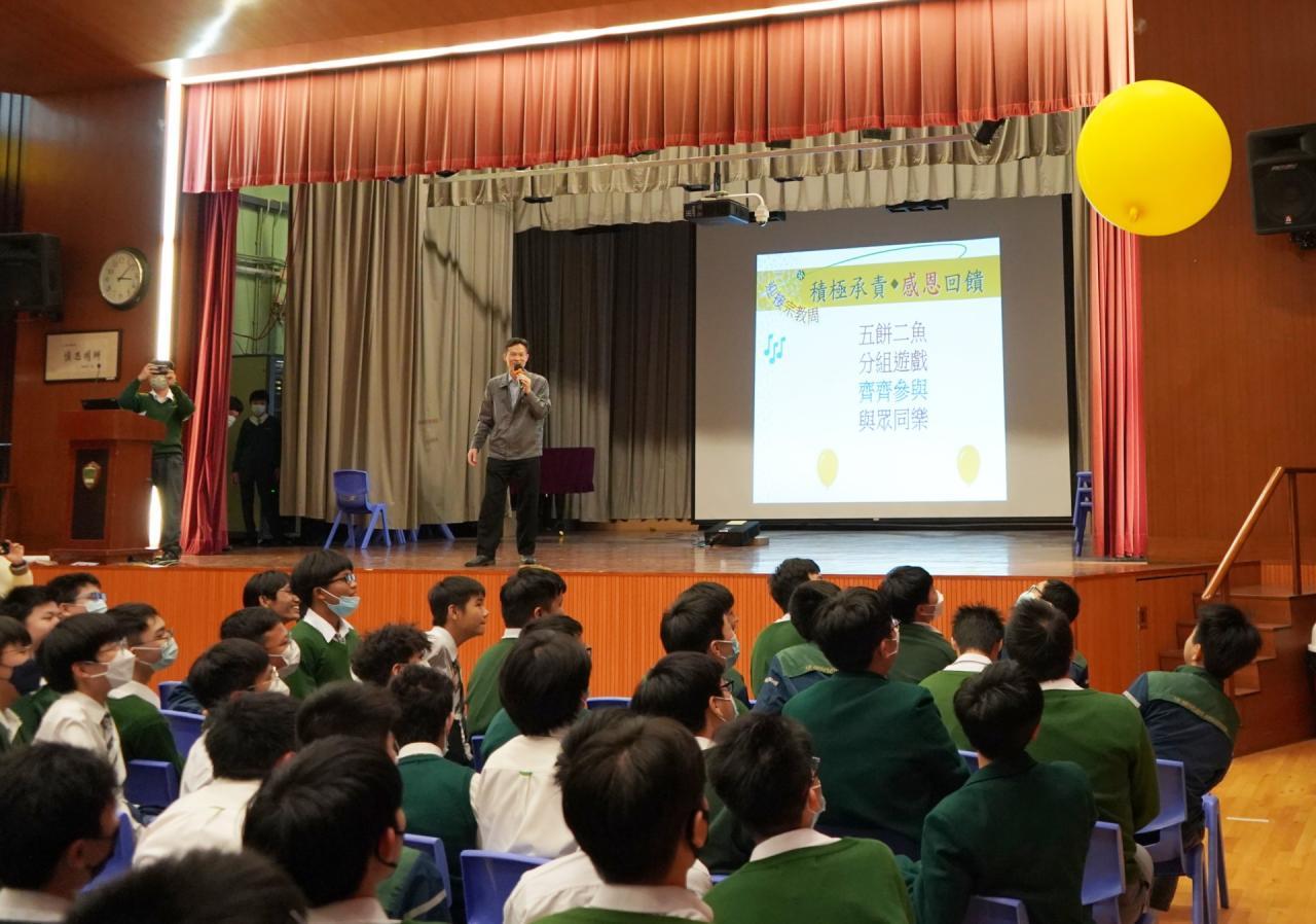 廖老師與同學進行「五餅二魚」的氣球遊戲。
