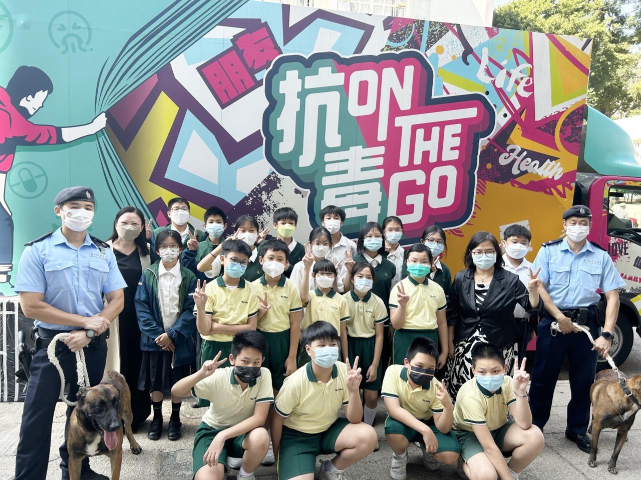 天主教伍華中學與天主教伍華小學師生合照