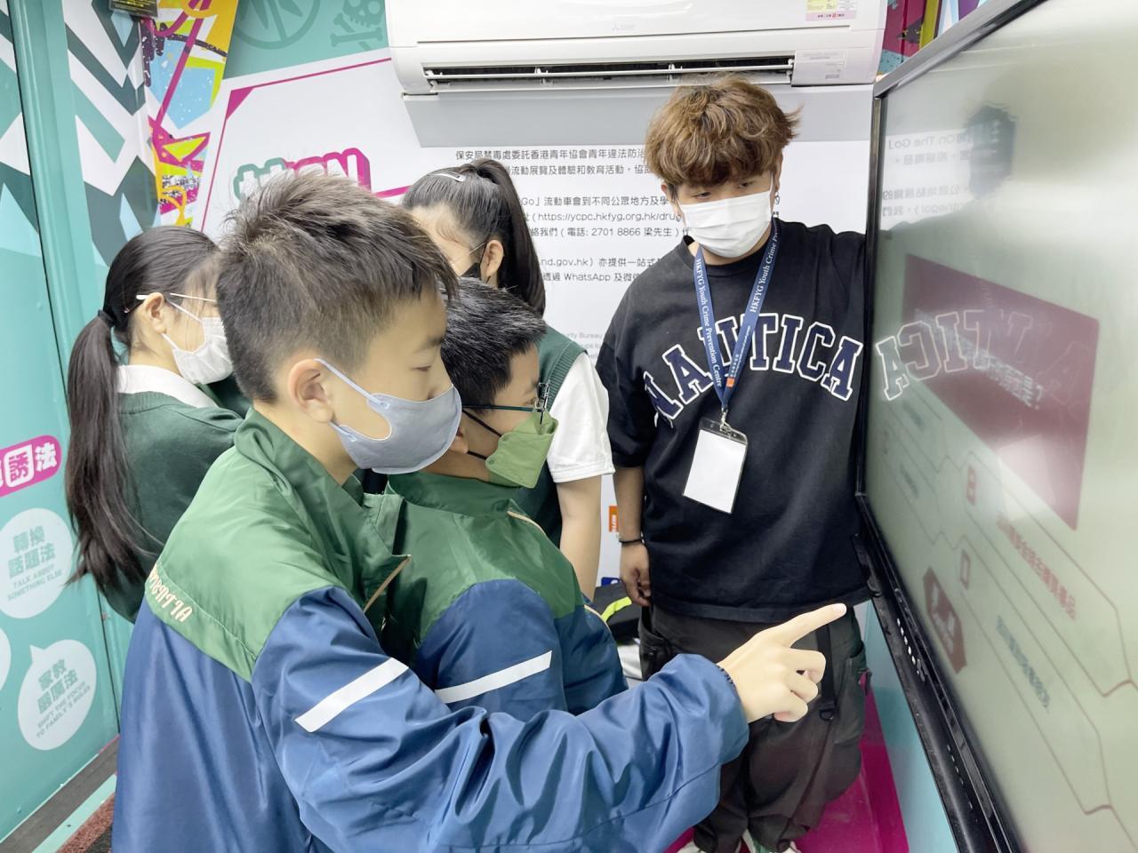 全神貫注地參與互動問答遊戲的同學