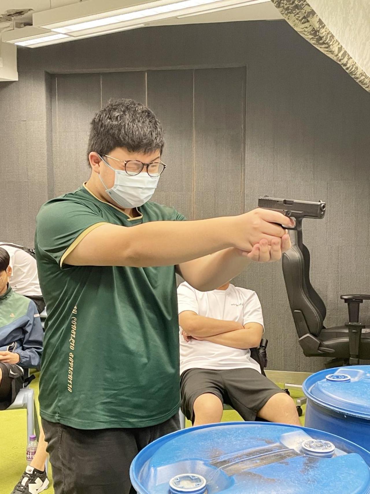 同學聚精會神，務求百分百中。