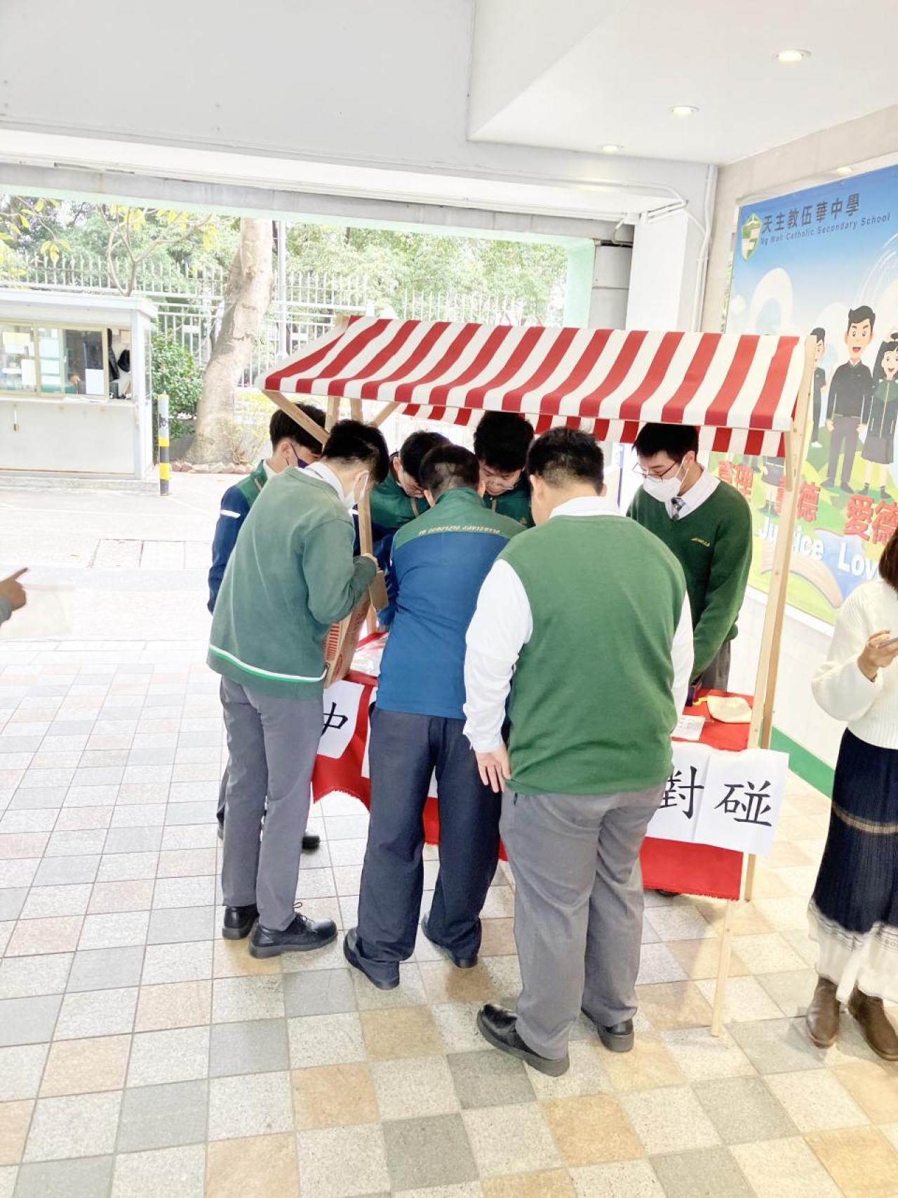 同學正在把不同的菜餚配對正確的菜系