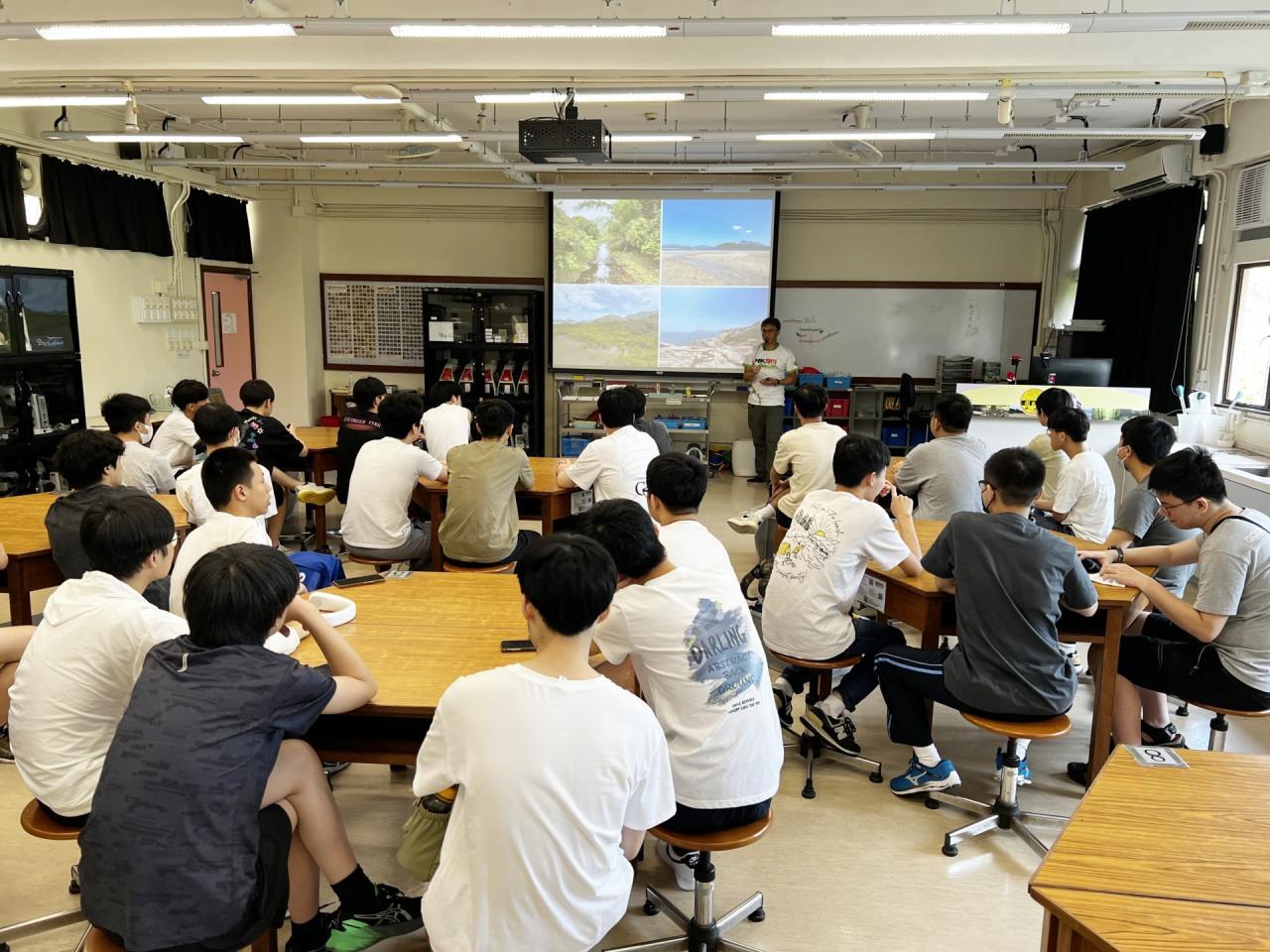 同學聆聽導師的簡介，準備野外考察