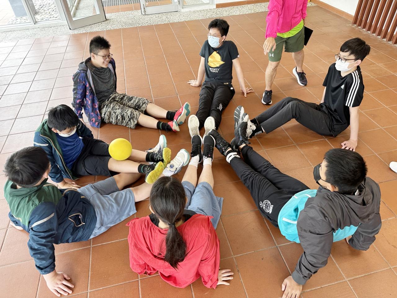 同學在團隊遊戲中發揮想像力，創作屬於他們的「接龍故事」。