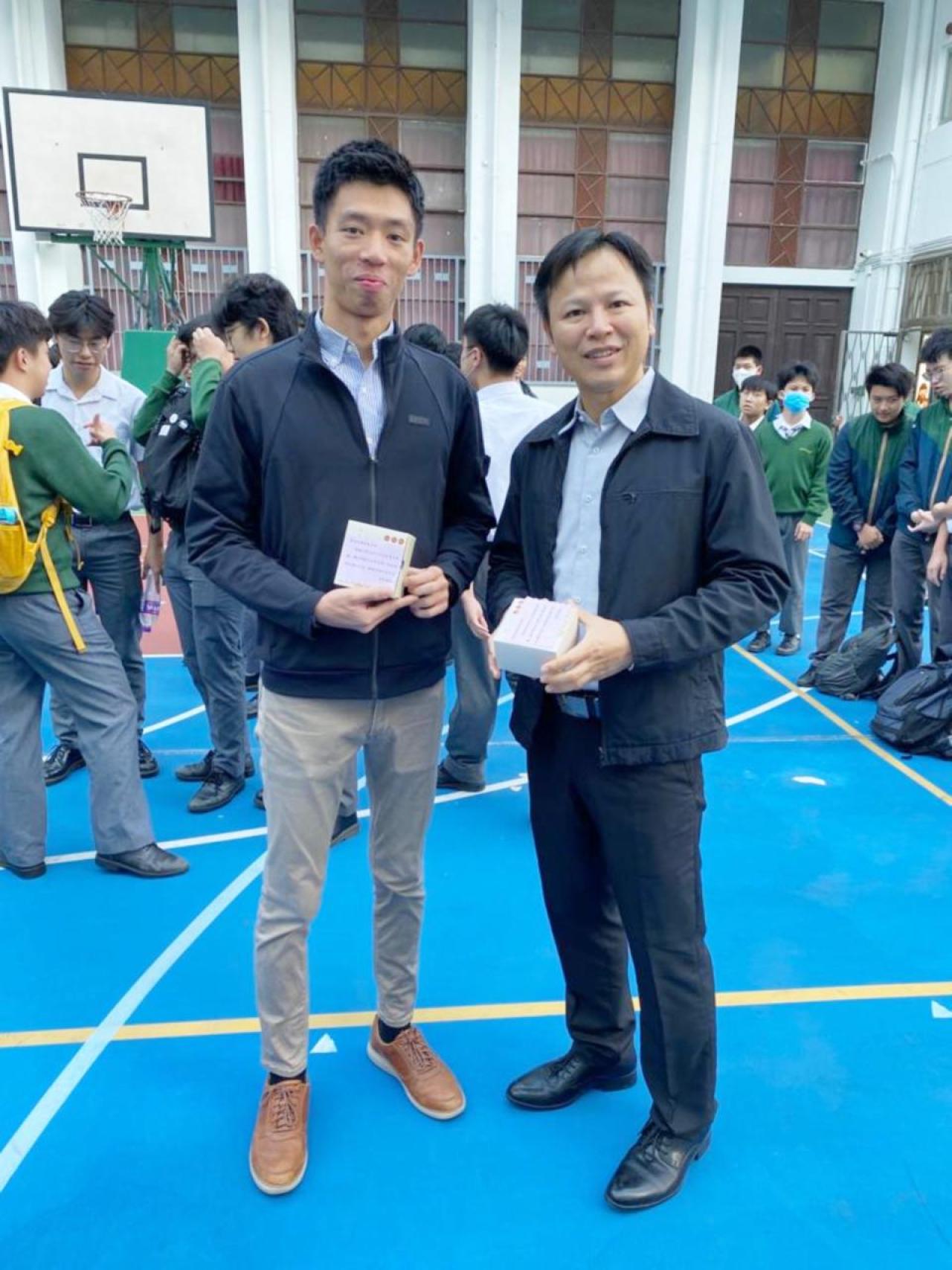 老師們收到家教會致送的禮物