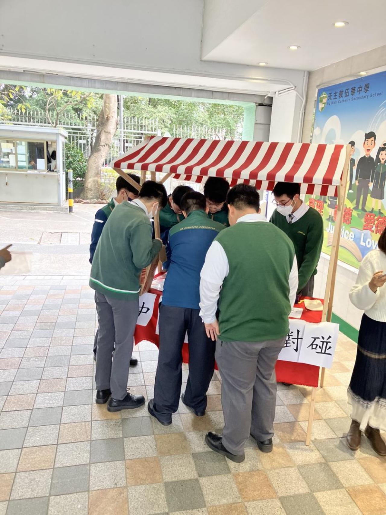 同學正在把不同的菜餚配對正確的菜系