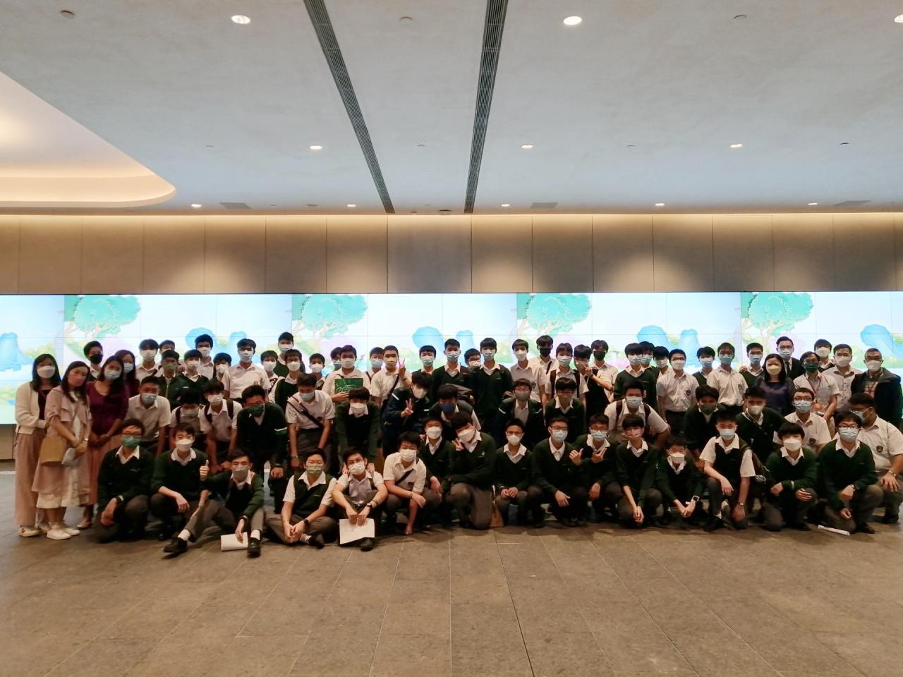 師生們於博物館內「故宮學堂電子幕牆」前留影 