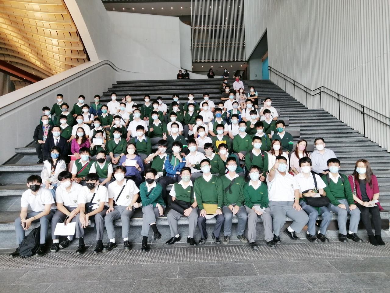 師生們於博物館內「南中庭階梯」留影 