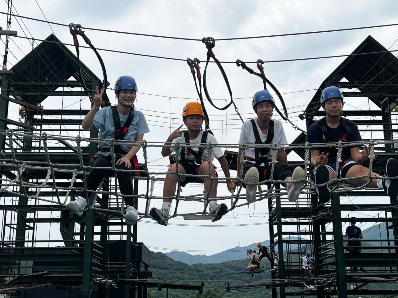 克服畏高、合力爬上高空，欣賞美景