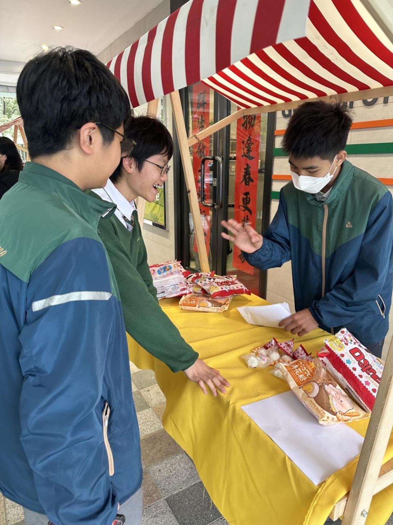 同學把所猜的燈謎告訴工作人員，看看是否正確，然後換領小禮物