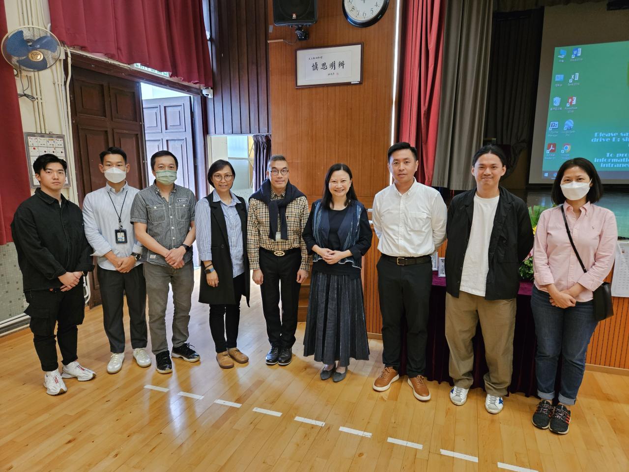 李宛儀校長(右四)、衛維揚副校長(左五)、周夢蘭老師(右一)與 眾嘉賓合照