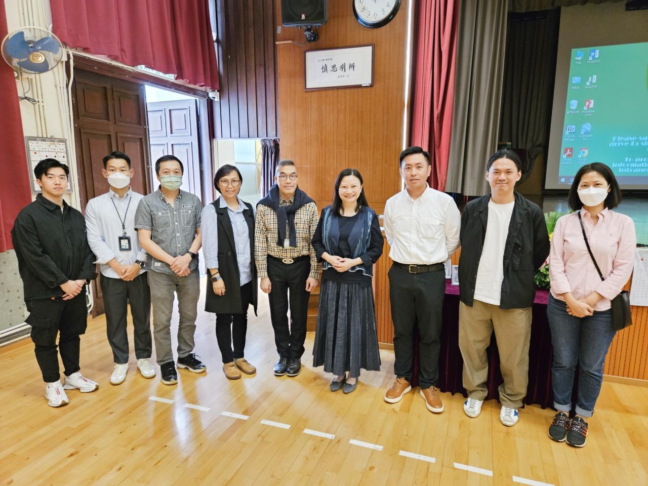 李宛儀校長(右四)、衛維揚副校長(左五)、周夢蘭老師(右一)與 眾嘉賓合照