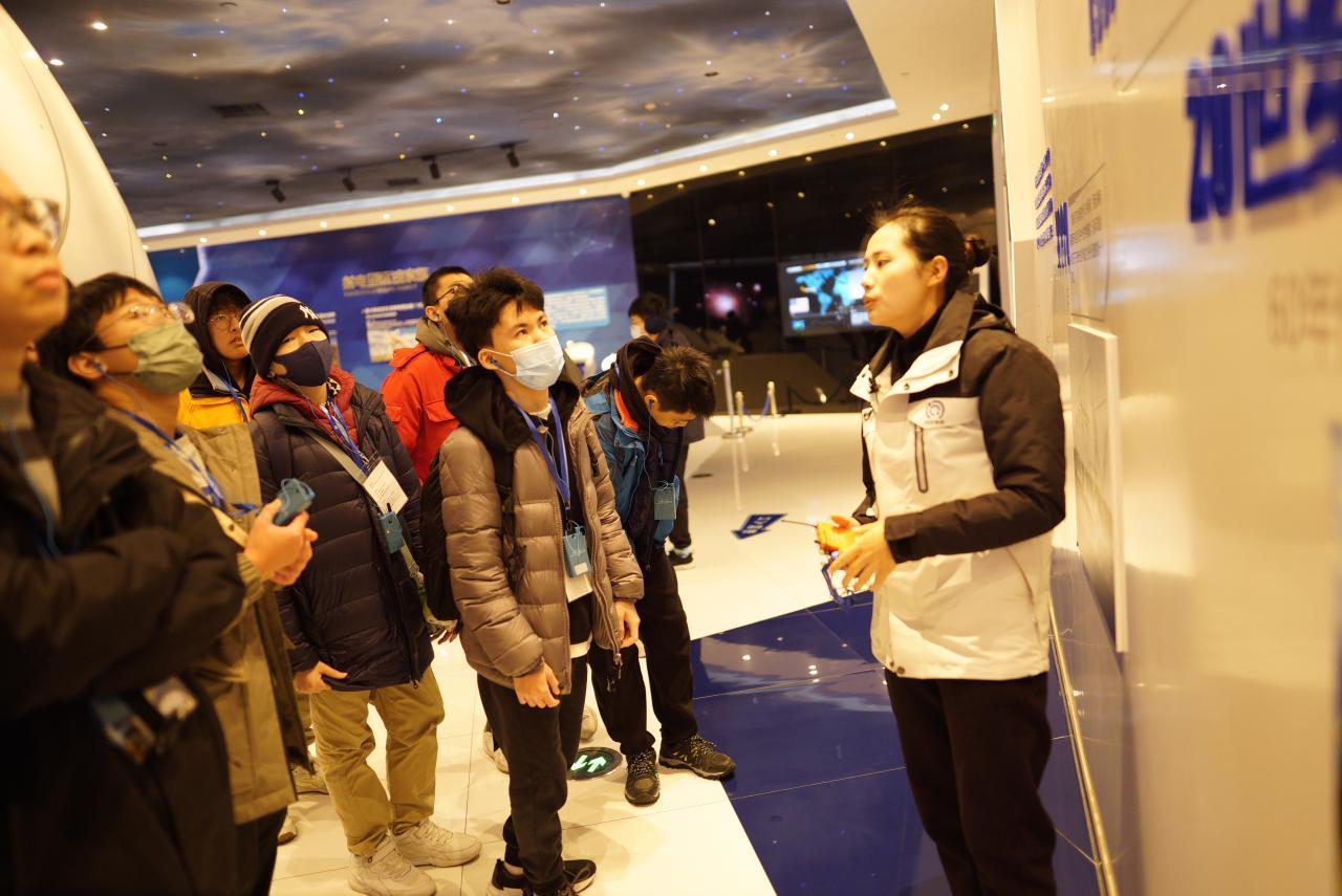 同學們細心聆聽天文博物館領導員的講解