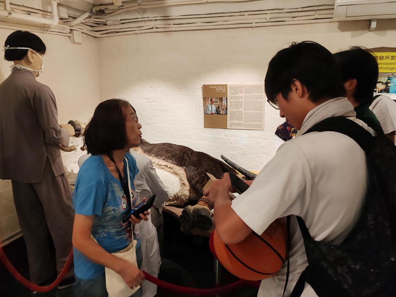 導賞員講解疫苗的製作方法