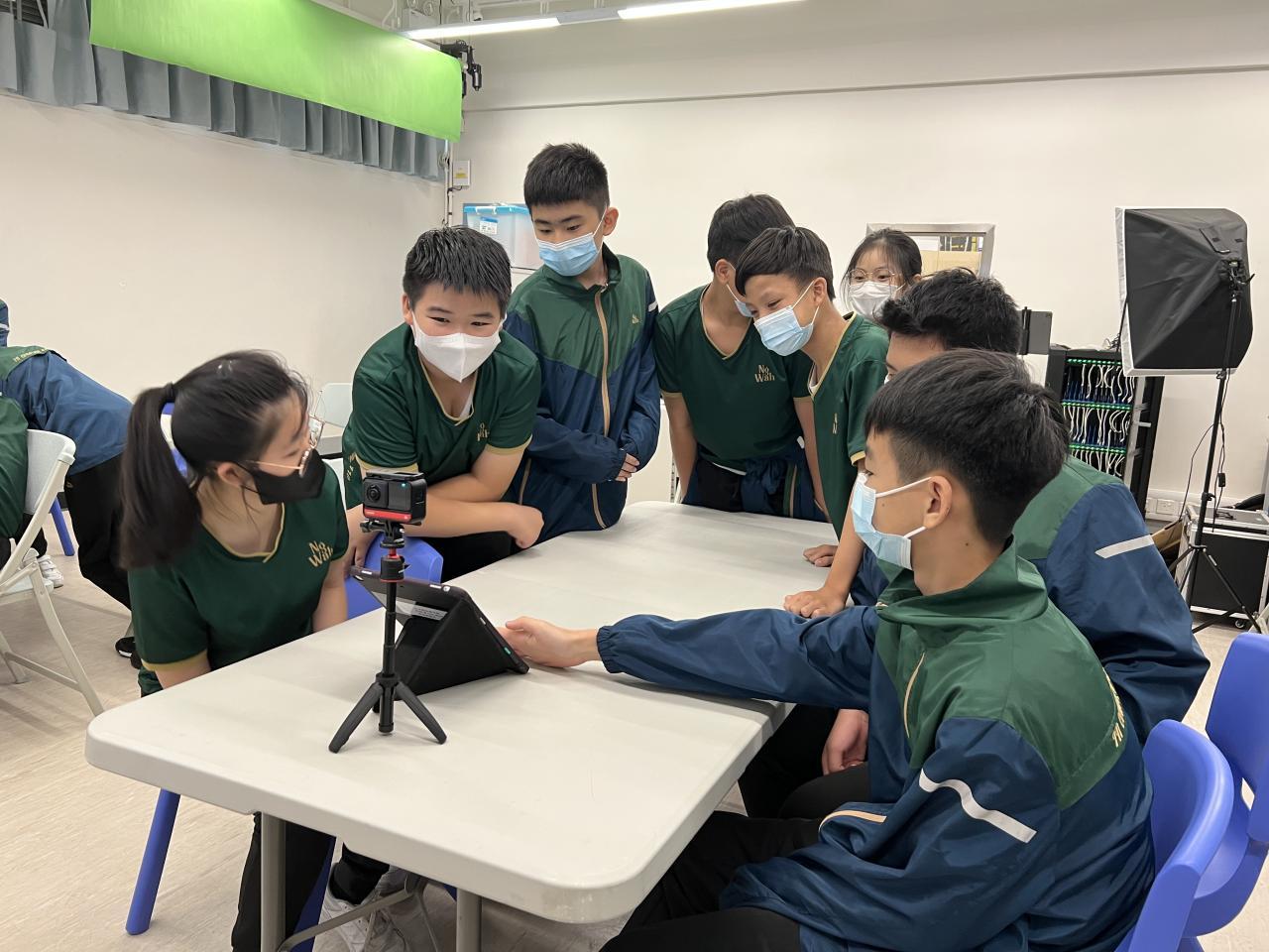 同學於STEM課堂學習全景拍攝技術。