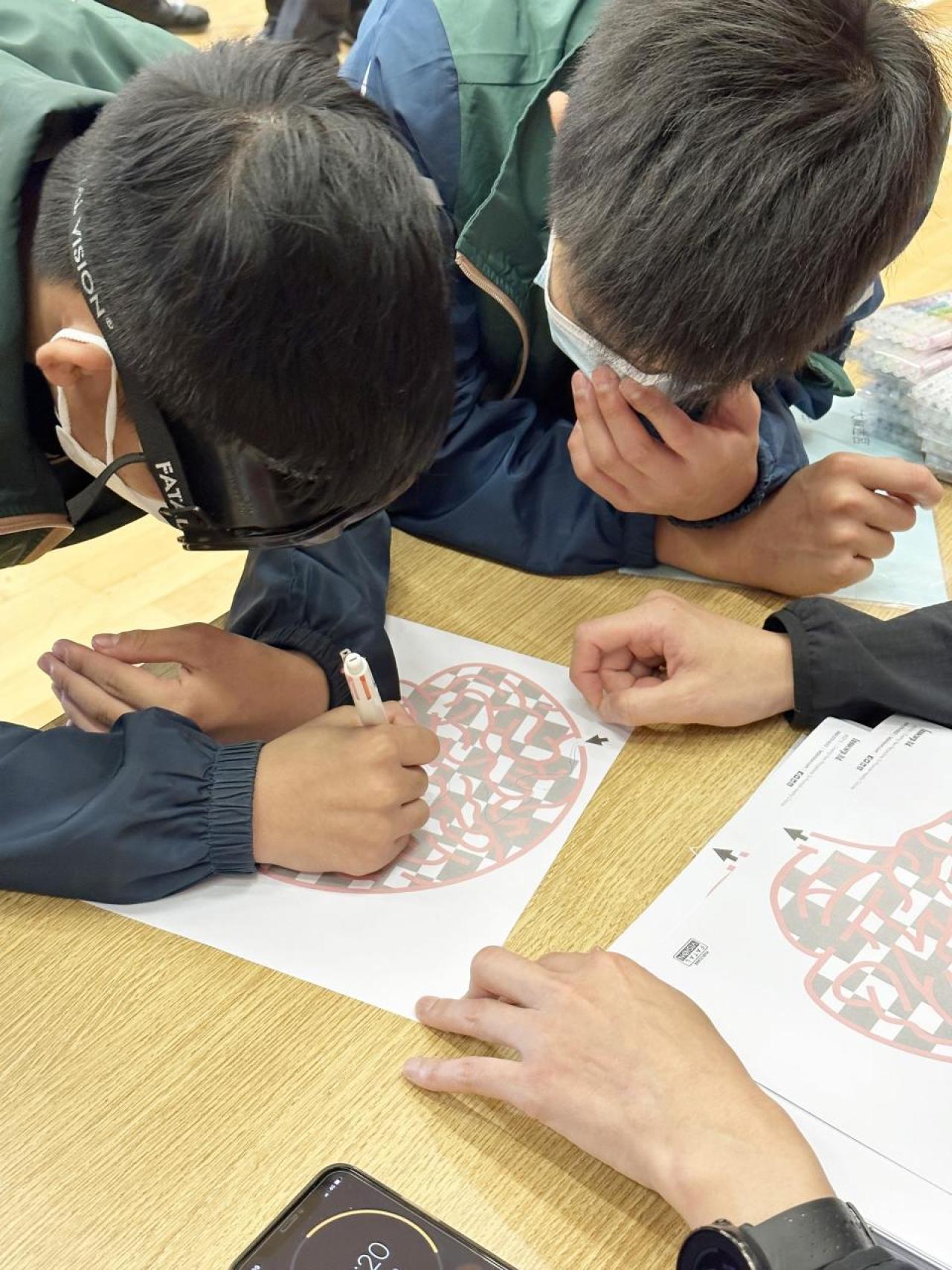 藉著VR工具，模擬吸食毒品後對身體的禍害，令同學有更深的體會。